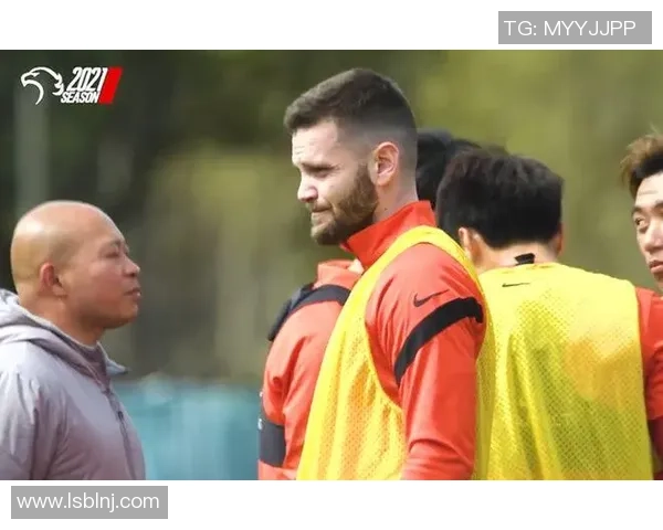 上海篮球队的力量变革引发热议新策略与年轻球员的崛起 上海篮球队的力量变革引发热议新策略与年轻球员的崛起